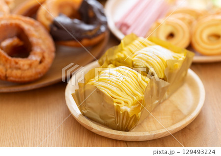 ケーキとドーナツとお菓子 129493224