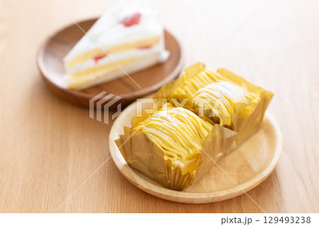 モンブランとショートケーキ 129493238