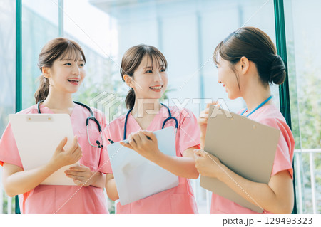 3人の女性看護師 3人の女性看護師 129493323