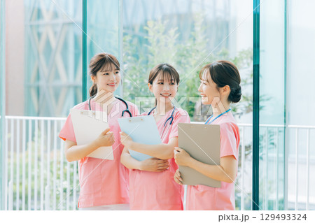 3人の女性看護師 3人の女性看護師 129493324
