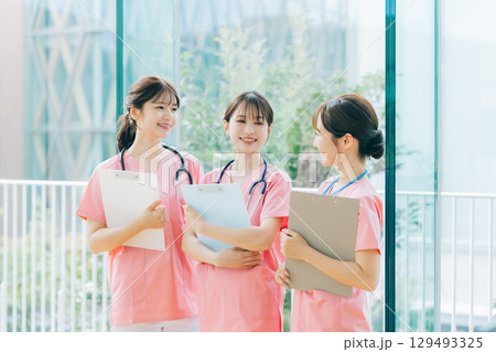3人の女性看護師 129493325