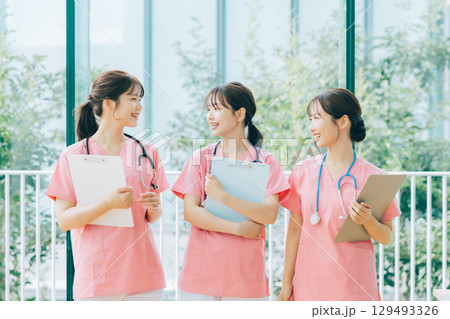 3人の女性看護師 129493326