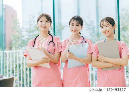 3人の女性看護師 129493327