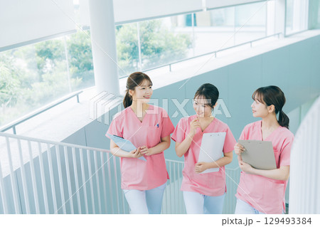 3人の女性看護師 3人の女性看護師 129493384