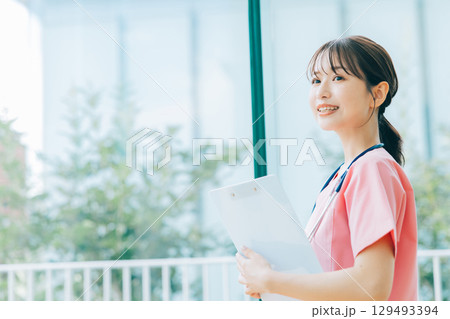 笑顔の女性看護師 笑顔の女性看護師 129493394