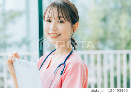 笑顔の女性看護師 129493396