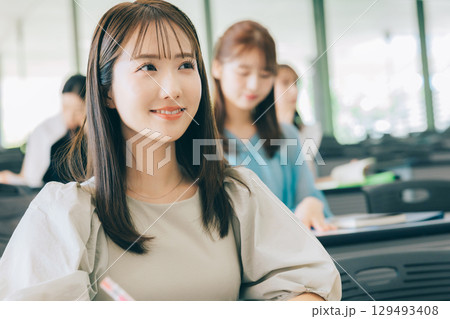 授業中の大学生 授業中の大学生 129493408