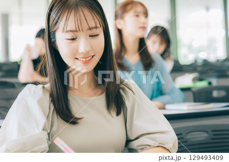 授業中の大学生 129493409