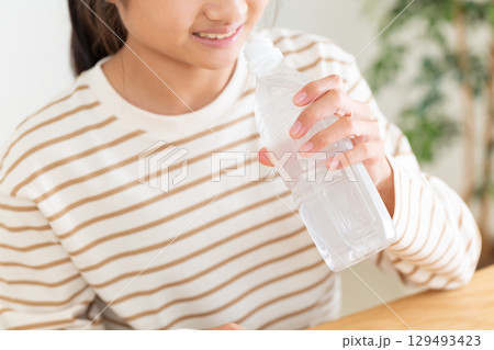 スポーツドリンクを飲む中学生の女の子 129493423