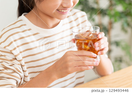 麦茶を飲む中学生の女の子 麦茶を飲む中学生の女の子 129493446