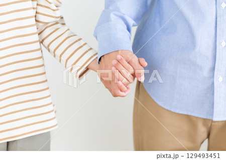 手を繋ぐ中学生の女の子とお父さんの親子 129493451