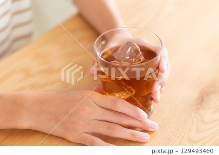 麦茶を飲む中学生の女の子 麦茶を飲む中学生の女の子 129493460