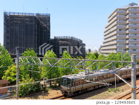 駅前のマンションの改修工事 129493605