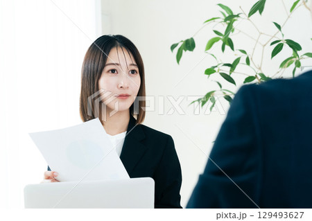営業をするビジネスウーマン 129493627