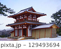 雪化粧した復元中の多賀城南門 129493694