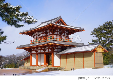 雪化粧した復元中の多賀城南門 雪化粧した復元中の多賀城南門 129493695