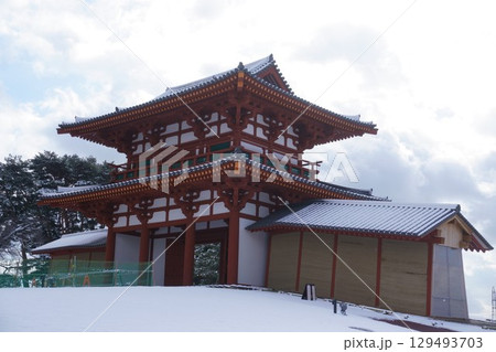雪化粧した復元中の多賀城南門 129493703