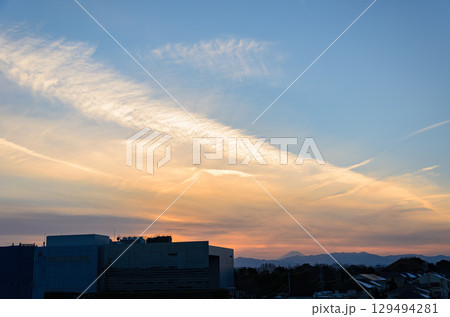 夕焼けに染まる、街の空 129494281