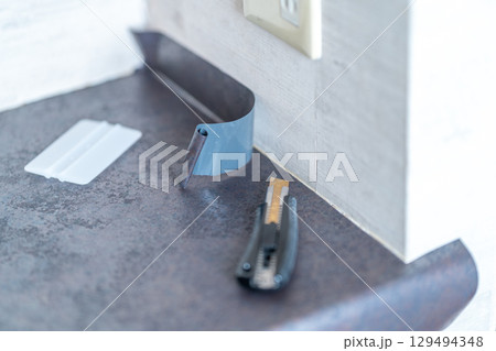 リフォーム　DIY　印刷化粧フィルム施工　ダイノックシート　端部カット 129494348