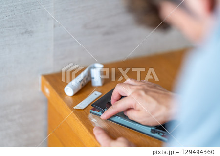 リフォーム　DIY　カウンター　下地処理　下地調整　サンドペーパー　店舗改装 129494360