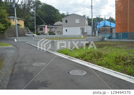 更地のある住宅街風景 129494370