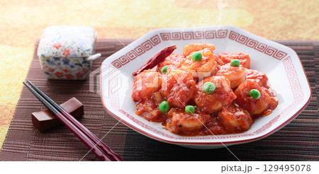 艶やかで香り立つ海老チリ　中華料理の定番　彩り豊かなエビのチリソース炒め　広告用にも最適 129495078