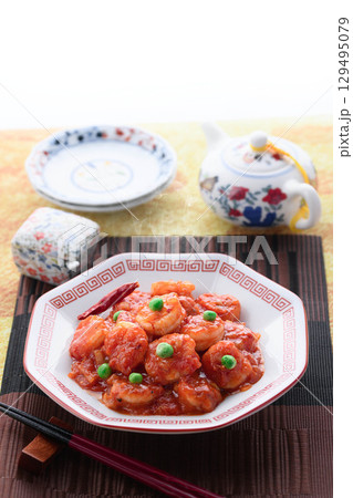 艶やかで香り立つ海老チリ　中華料理の定番　彩り豊かなエビのチリソース炒め　広告用にも最適 129495079