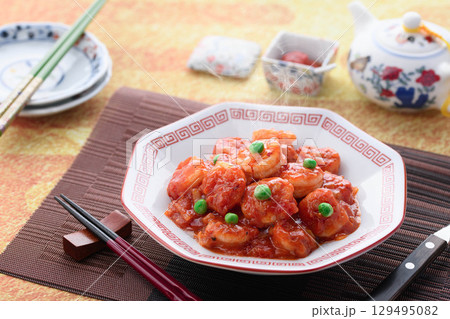 艶やかで香り立つ海老チリ 中華料理の定番 彩り豊かなエビのチリソース炒め 広告用にも最適 艶やかで香り立つ海老チリ 中華料理の定番 彩り豊かなエビのチリソース炒め 広告用にも最適 129495082