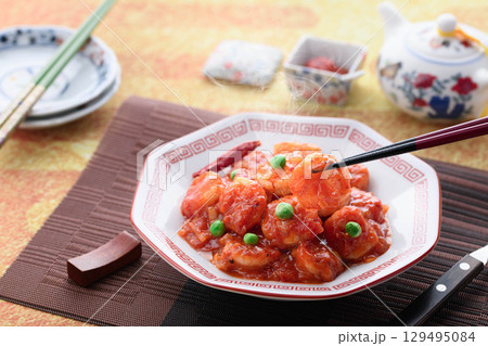艶やかで香り立つ海老チリ 中華料理の定番 彩り豊かなエビのチリソース炒め 広告用にも最適 艶やかで香り立つ海老チリ 中華料理の定番 彩り豊かなエビのチリソース炒め 広告用にも最適 129495084