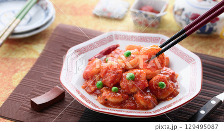 艶やかで香り立つ海老チリ 中華料理の定番 彩り豊かなエビのチリソース炒め 広告用にも最適 艶やかで香り立つ海老チリ 中華料理の定番 彩り豊かなエビのチリソース炒め 広告用にも最適 129495087