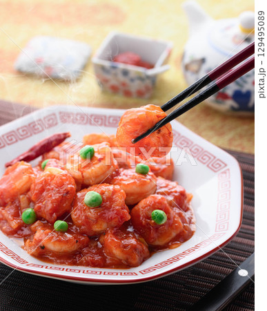 艶やかで香り立つ海老チリ 中華料理の定番 彩り豊かなエビのチリソース炒め 広告用にも最適 艶やかで香り立つ海老チリ 中華料理の定番 彩り豊かなエビのチリソース炒め 広告用にも最適 129495089