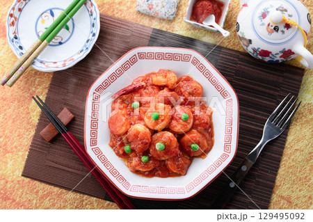 艶やかで香り立つ海老チリ 中華料理の定番 彩り豊かなエビのチリソース炒め 広告用にも最適 艶やかで香り立つ海老チリ 中華料理の定番 彩り豊かなエビのチリソース炒め 広告用にも最適 129495092