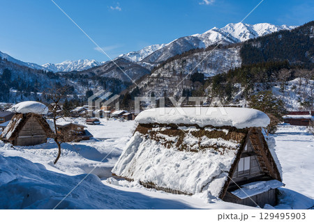 合掌造りの茅葺き屋根と雪、冬の風物詩 合掌造りの茅葺き屋根と雪、冬の風物詩 129495903