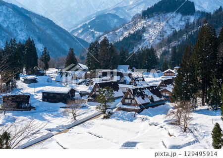 雪の相倉合掌造り集落、冬の五箇山 129495914