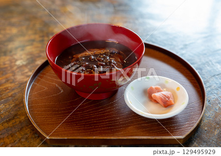 湯気が立つ温かいぜんざいと箸休めの漬物 湯気が立つ温かいぜんざいと箸休めの漬物 129495929