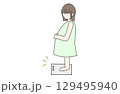 体重計に乗って予想以上に太っていて焦る妊婦 129495940