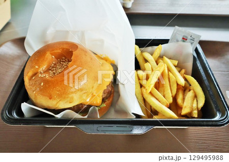 ハンバーガーとポテト 129495988