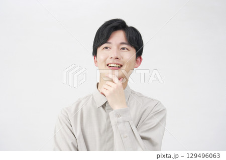 男性　20代　想像する　白背景 129496063