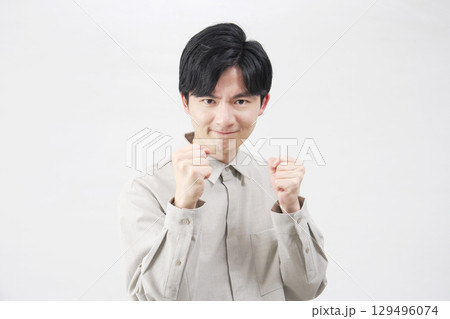 男性　20代　ファイティングポーズ　白背景 129496074
