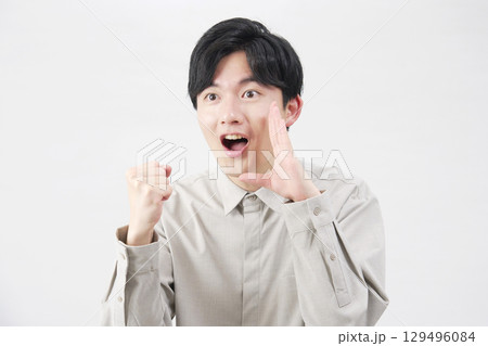 男性　20代　応援　白背景　 左向き 129496084