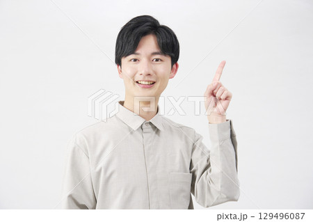 右側を指差す男性　20代　白背景 129496087