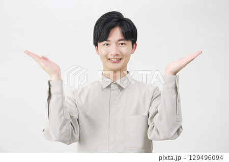 手のひらで左右を指す男性 20代 白背景 手のひらで左右を指す男性 20代 白背景 129496094