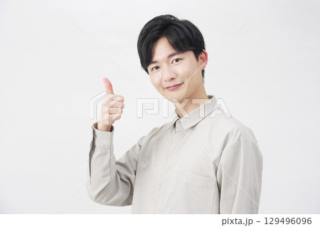男性 20代 グッドサイン 白背景 男性 20代 グッドサイン 白背景 129496096