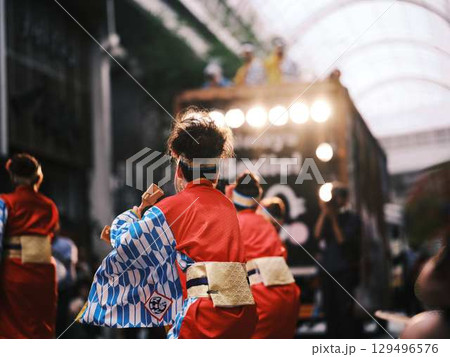 帯屋町で踊るよさこい祭り 129496576