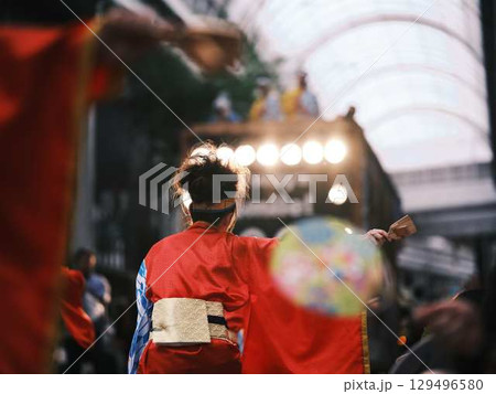 帯屋町で踊るよさこい祭り 129496580