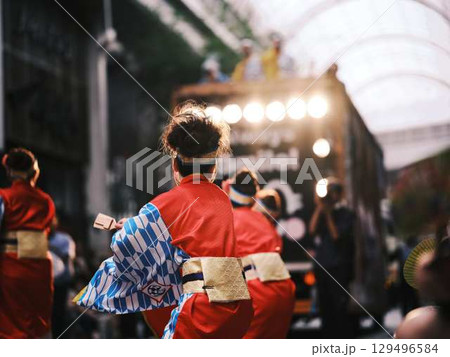 帯屋町で踊るよさこい祭り 帯屋町で踊るよさこい祭り 129496584