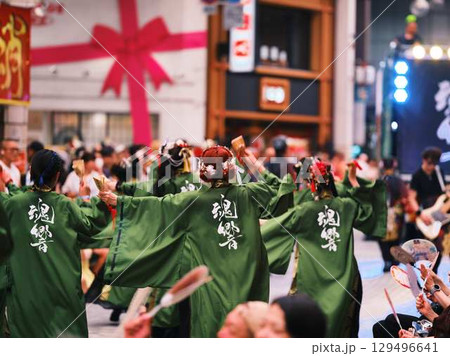 帯屋町で踊るよさこい祭り 129496641