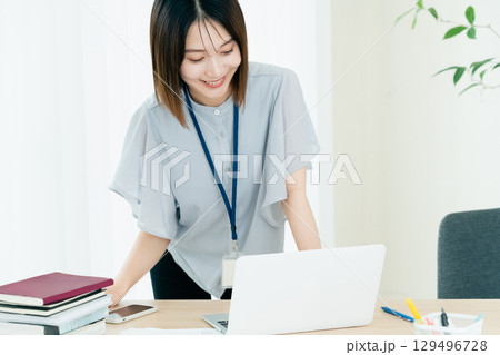 オフィスで働く女性 129496728