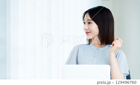 オフィスで働く女性 129496760