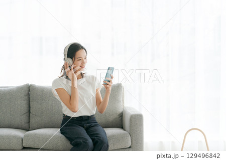 スマホで音楽を聴く女性 スマホで音楽を聴く女性 129496842